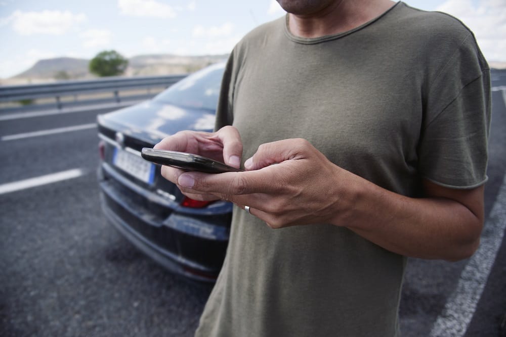 Pedestrian-phone-texting.jpg